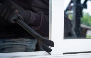 Trabalhador perde R$ 8 mil em assalto dentro de casa após jornada de trabalho