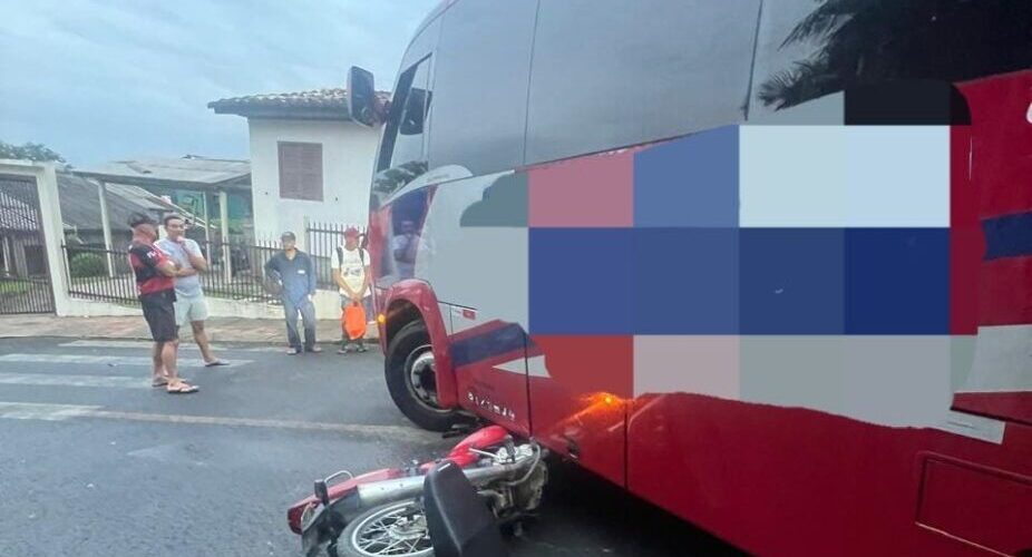 Colisão entre moto e ônibus deixa homem ferido em Nova Veneza