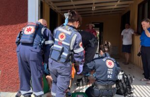 Queda de telhado mobiliza equipes do SAMU e resgate aeromédico em Treviso
