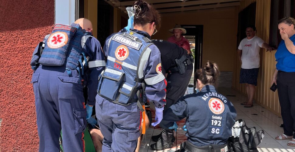 Queda de telhado mobiliza equipes do SAMU e resgate aeromédico em Treviso