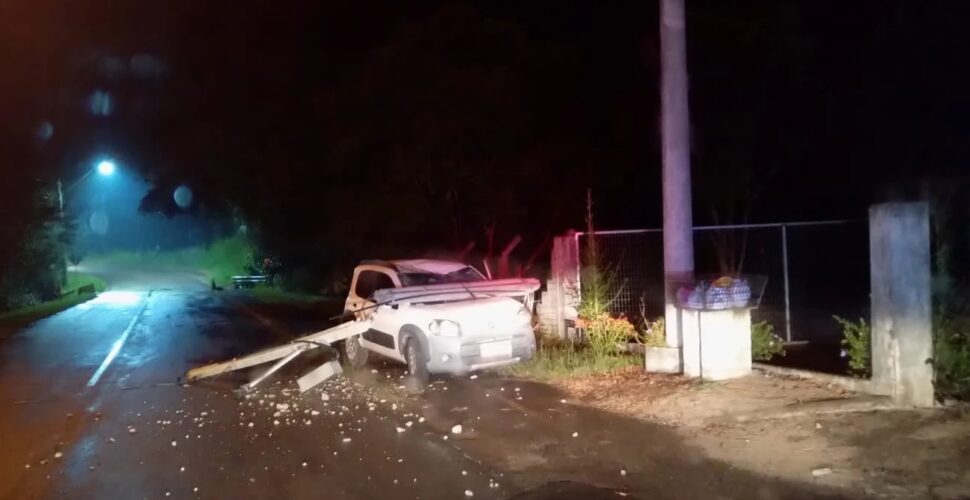 Motorista fica ferido após colidir contra poste em Nova Veneza