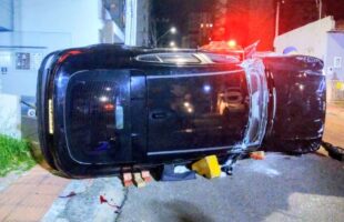 Motorista de 69 anos capota carro após colisão com veículo estacionado em Criciúma