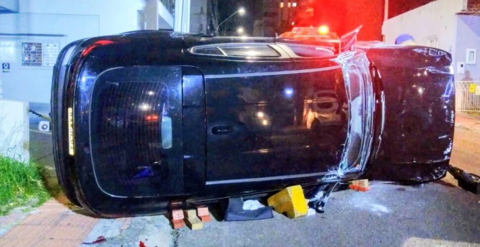 Motorista de 69 anos capota carro após colisão com veículo estacionado em Criciúma