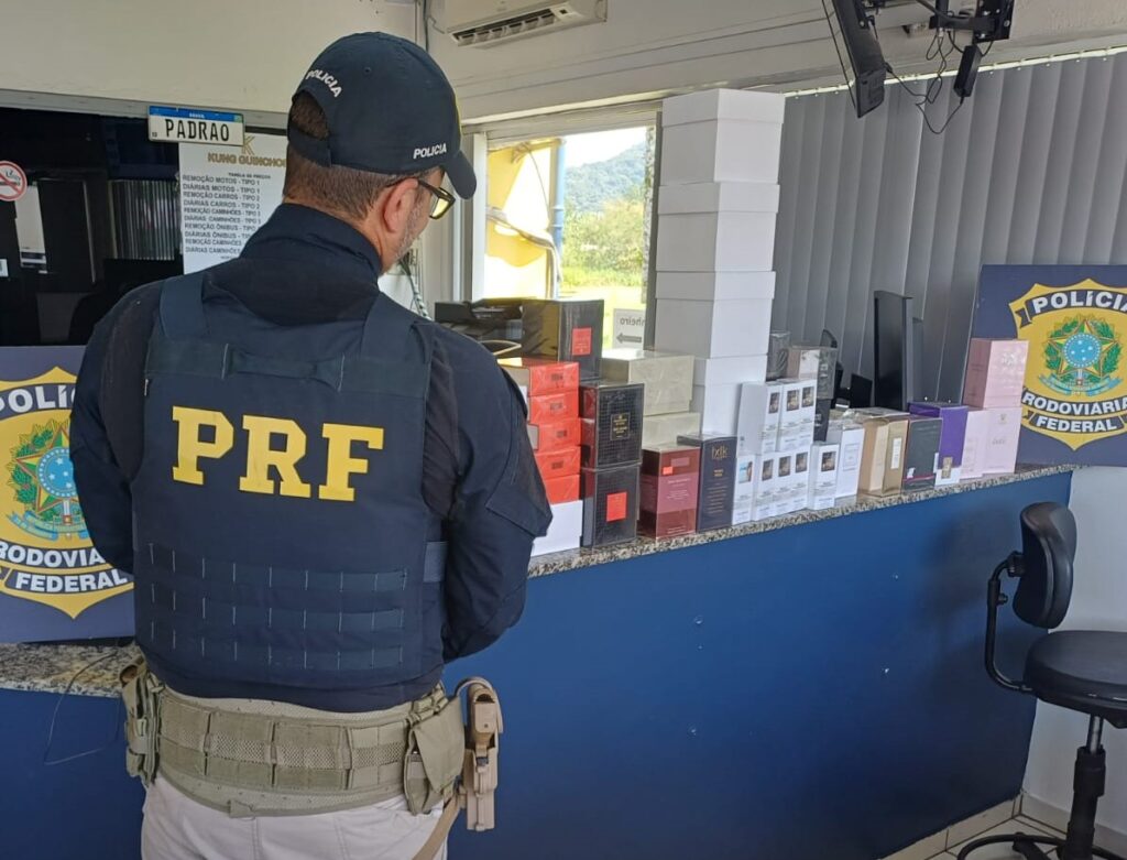 Carga de perfumes importados sem nota é apreendida na BR-101 em Joinville