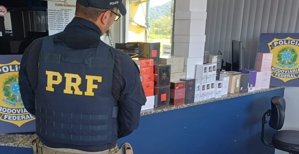 Carga de perfumes importados sem nota é apreendida na BR-101 em Joinville