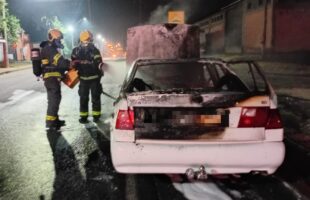 Fogo destrói carro no centro de Cocal do Sul