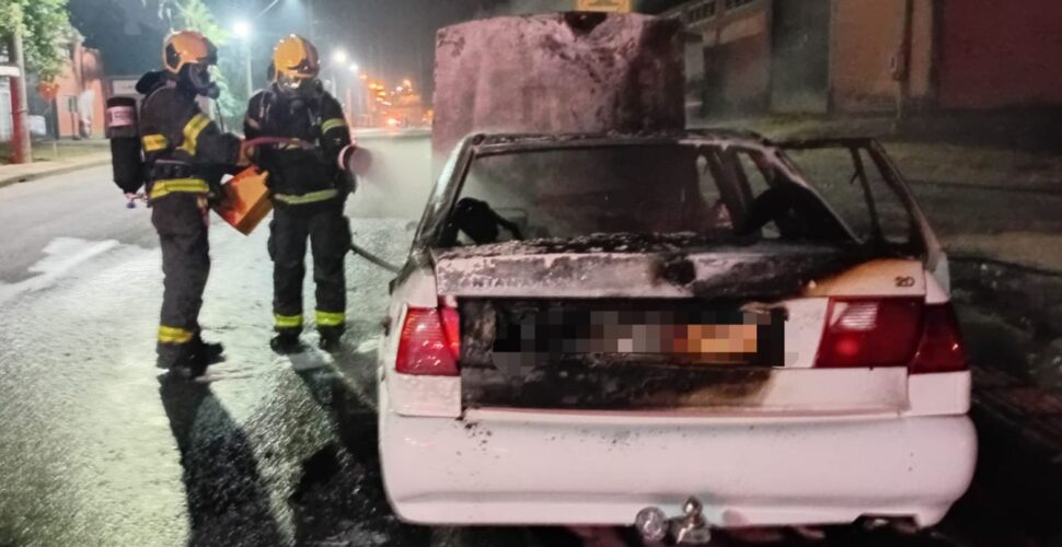Fogo destrói carro no centro de Cocal do Sul