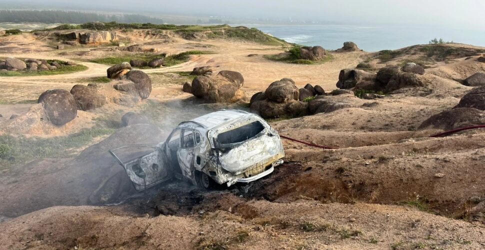 Corpo carbonizado é encontrado dentro de carro em chamas em Laguna