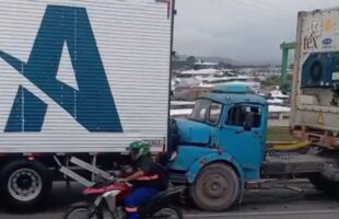 Colisão entre carretas causa longo congestionamento na BR-101 em Itajaí