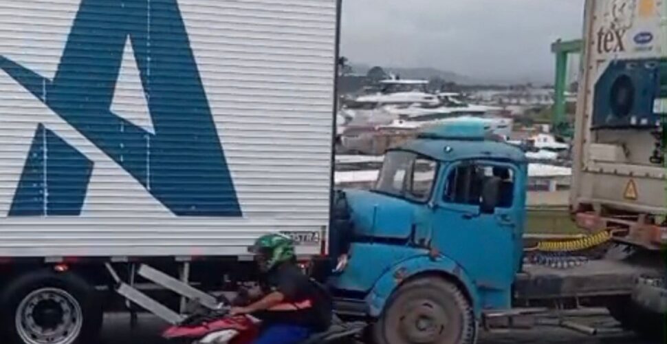 Colisão entre carretas causa longo congestionamento na BR-101 em Itajaí