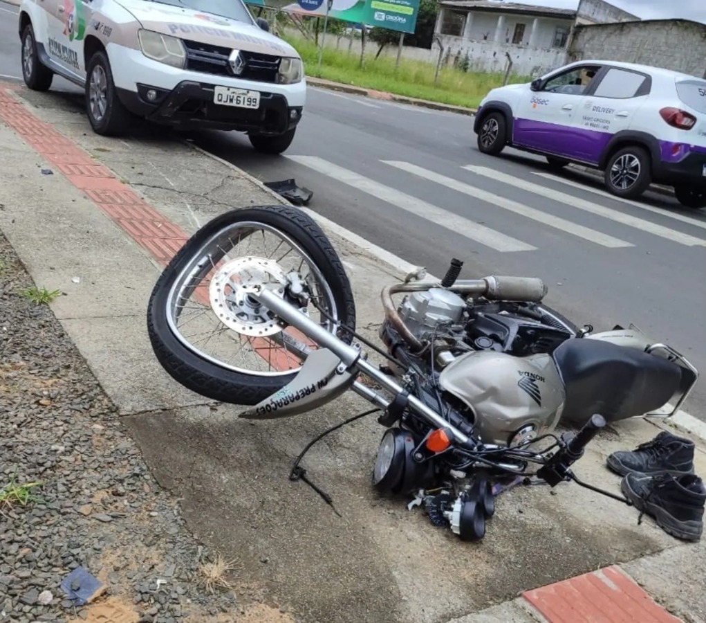 Acidente entre carro e moto deixa motociclista ferido em Criciúma