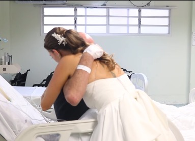 Noiva visita pai internado após casamento e emociona em hospital de Içara