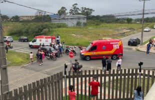 Criança fica ferida após ser atropelada ao correr atrás de bola em Criciúma