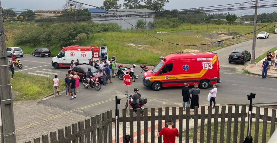 Criança fica ferida após ser atropelada ao correr atrás de bola em Criciúma