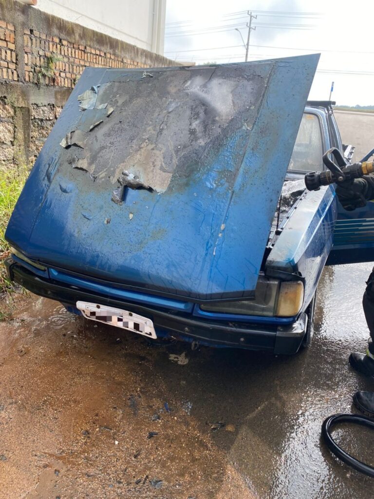Veículo é atingido por incêndio enquanto trafegava em Içara