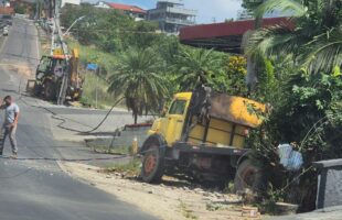 Trator se solta de caminhão, atinge poste e causa falta de energia em Orleans