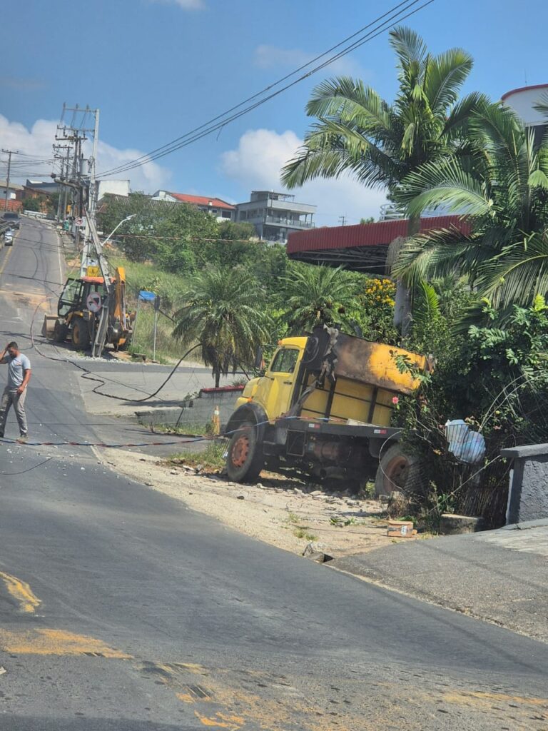 Trator se solta de caminhão, atinge poste e causa falta de energia em Orleans