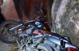 Adolescente fica gravemente ferido após acidente de moto em Laguna