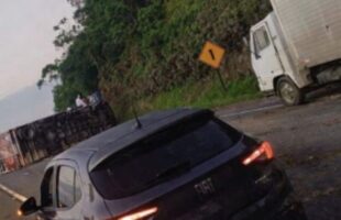 Caminhão com 3,5 toneladas de carne tomba e bloqueia BR-101 em Biguaçu