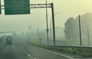 Forte cerração cobre Criciúma e região na manhã desta segunda-feira