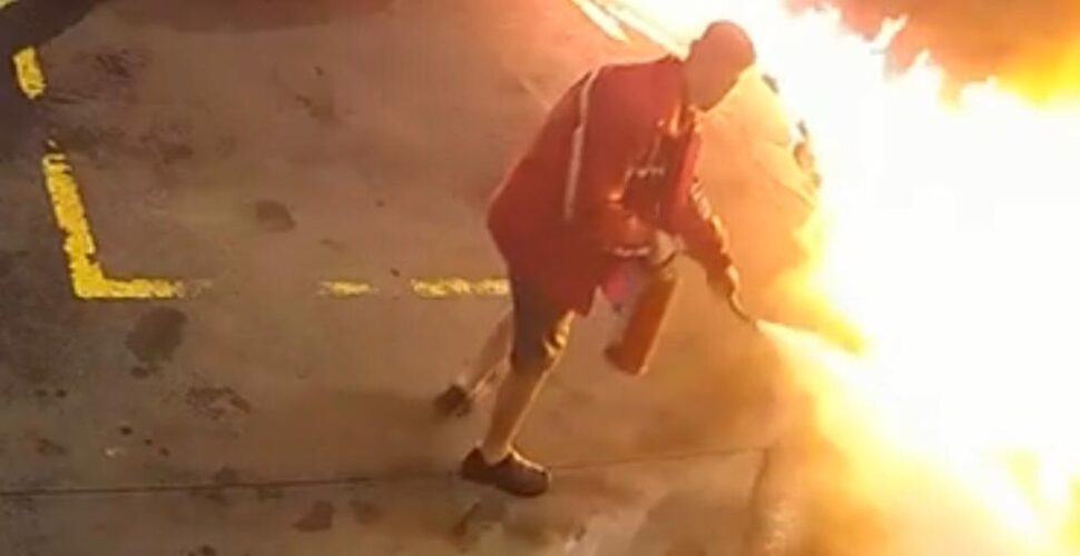 Homem tenta incendiar posto de combustível e é contido por populares em Orleans