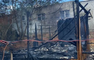 Incêndio destrói residência e mobiliza bombeiros em Araranguá