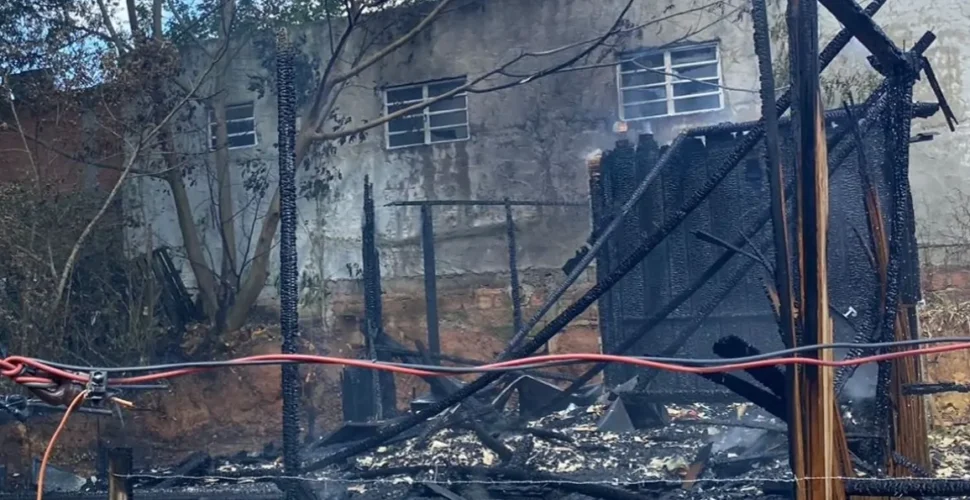 Incêndio destrói residência e mobiliza bombeiros em Araranguá