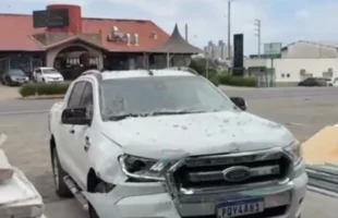 Motorista perde controle e caminhonete atinge loja em Içara