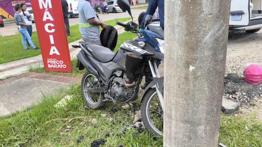 Motociclista fica ferido após colisão com carro em Criciúma