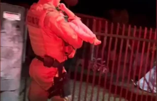 Criança de 4 anos é encontrada sozinha na rua e reencontra a mãe com ajuda da PM em Jaraguá do Sul