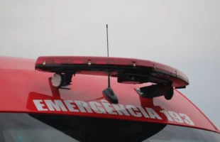 Mulher fica ferida após colisão entre carro e moto no Centro de Criciúma