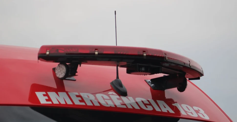 Mulher fica ferida após colisão entre carro e moto no Centro de Criciúma