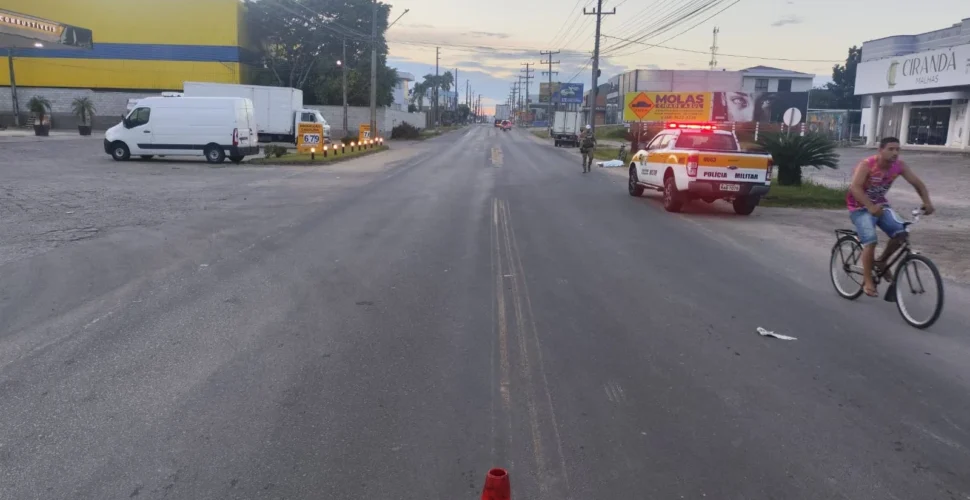 Ciclista morre após ser atingido por caminhão na SC-370 em Tubarão