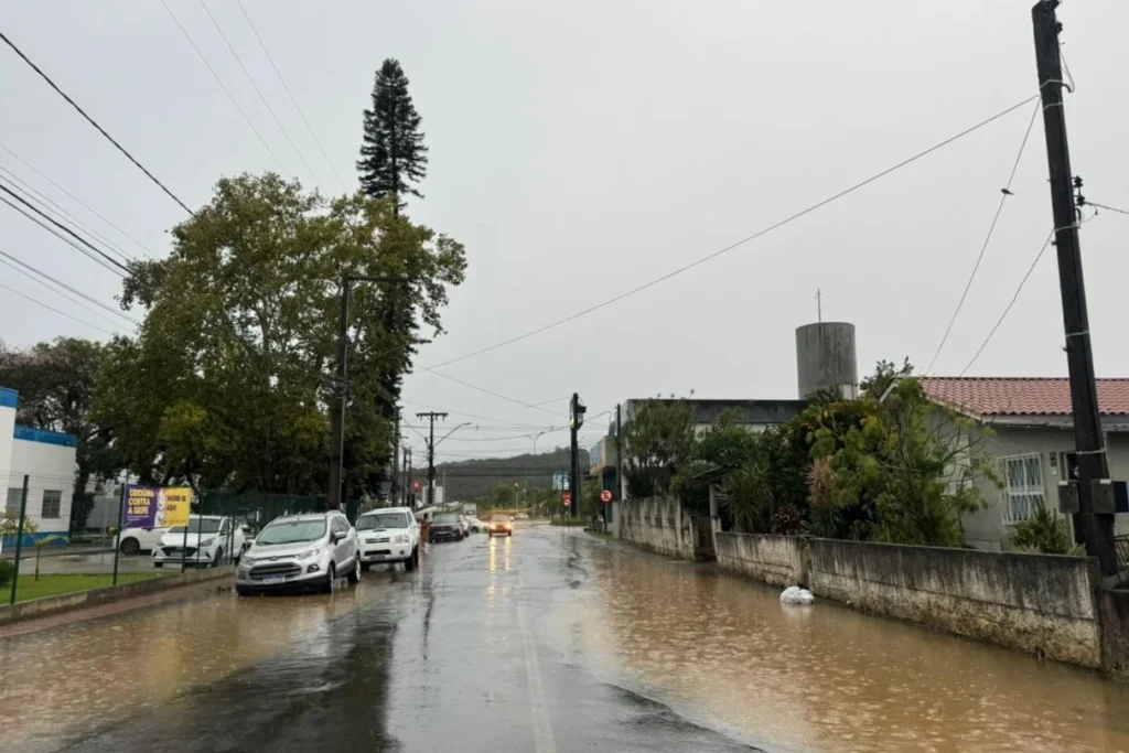Chuva intensa com granizo atinge cidades do Sul de SC e causa transtornos