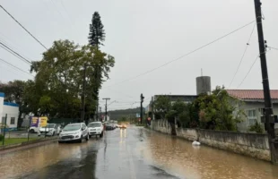 Chuva intensa com granizo atinge cidades do Sul de SC e causa transtornos