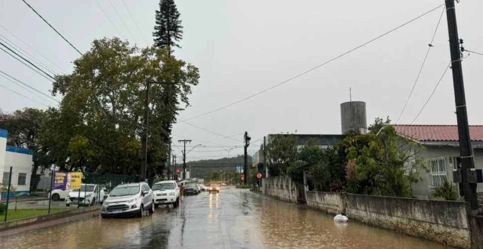 Chuva intensa com granizo atinge cidades do Sul de SC e causa transtornos