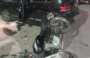 Motociclista morre após batida com carro em Tubarão