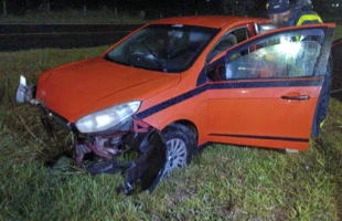 Mulher fica ferida após saída de pista na BR-101 em Passo de Torres