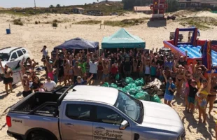 Mutirão recolhe cerca de duas toneladas de lixo na Praia do Cardoso, em Laguna