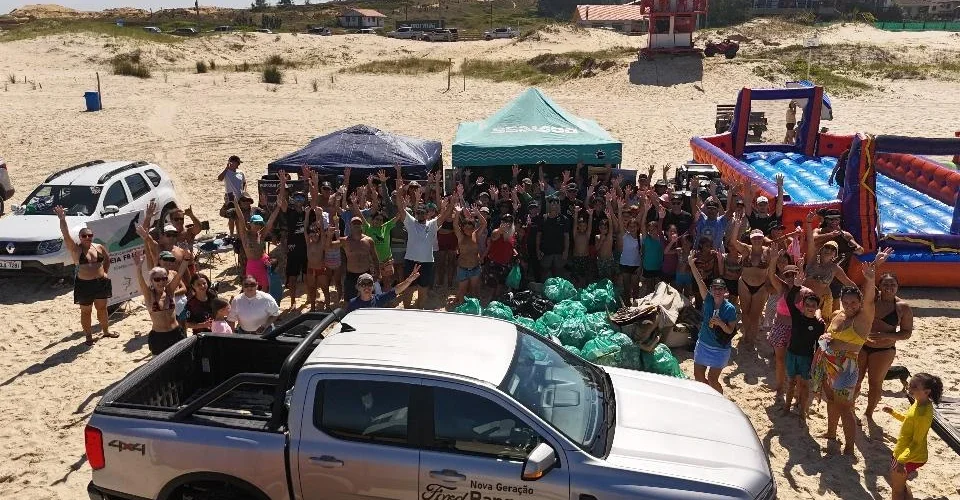 Mutirão recolhe cerca de duas toneladas de lixo na Praia do Cardoso, em Laguna