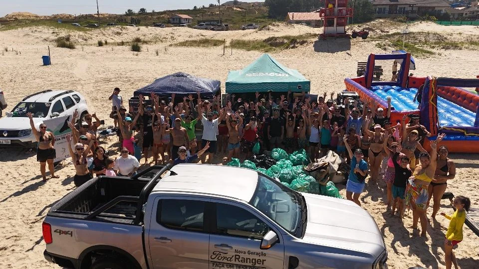 Mutirão recolhe cerca de duas toneladas de lixo na Praia do Cardoso, em Laguna