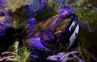 Mulher e criança são encaminhadas ao hospital após capotamento em Laguna