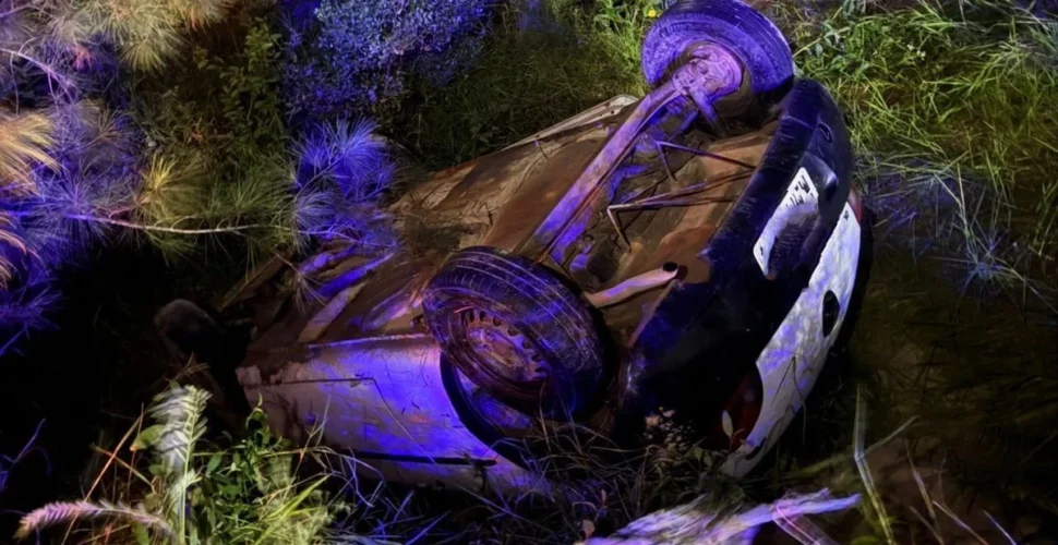 Mulher e criança são encaminhadas ao hospital após capotamento em Laguna