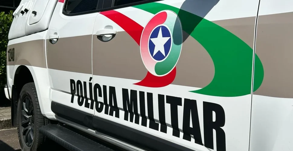 Mulher é presa por injúria racial após discussão em loja de Tubarão