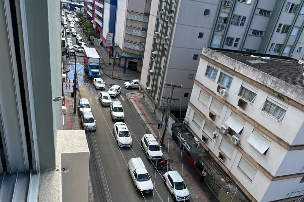 Vazamento de água causa congestionamento em Criciúma