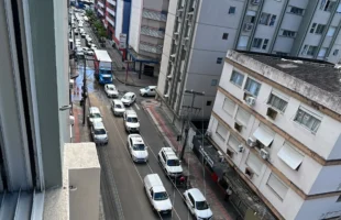 Vazamento de água causa congestionamento em Criciúma