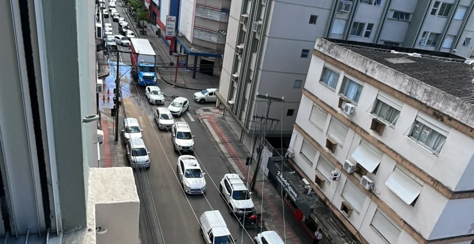 Vazamento de água causa congestionamento em Criciúma