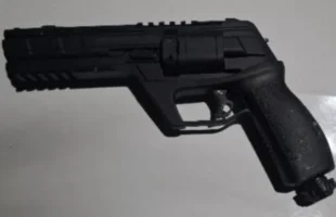 Homem ameaça vizinho e criança com arma falsa após discussão em Siderópolis