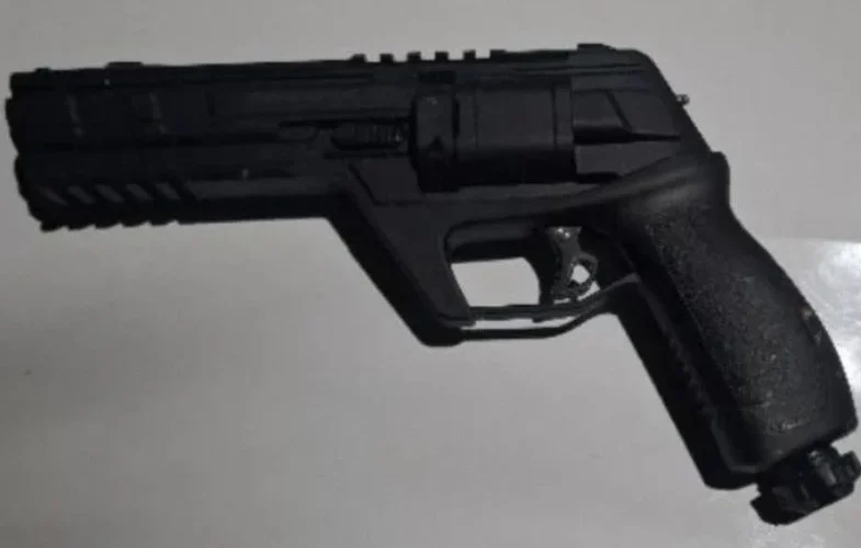 Homem ameaça vizinho e criança com arma falsa após discussão em Siderópolis