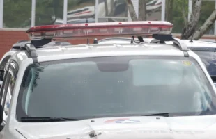 Carro furtado é encontrado abandonado e parcialmente desmontado em Sangão